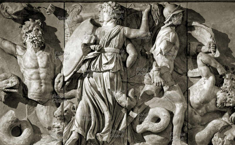 ANTICA GRECIA Grande altare di Pergamo, frammento del fregio est. Gigantomachia \