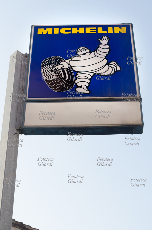 PNEUMATICI insegna pubblicitaria pneumatici Michelin (databile 1980) con la raffigurazione del personaggio Bibendum, disegnato da O\