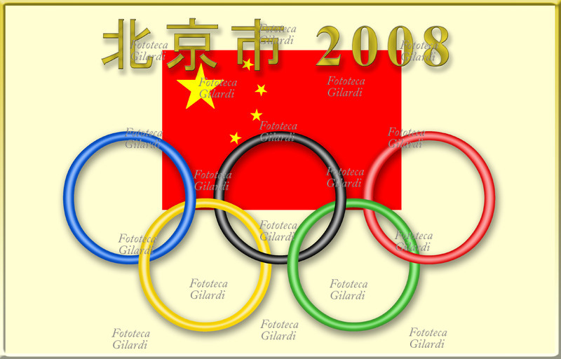 OLIMPIADI Pechino (scrittura cinese) 2008 gli anelli simbolo della competizione mondiale disegnati accanto alla bandiera rossa della Cina, nazione che ospita i Giochi. I 5 anelli intecciati furono per la prima volta il simbolo delle Olimpiadi ad Anversa nel 1920 e simboleggiano i 5 continenti: blu Europa, giallo Asia, nero Africa, verde Oceania, rosso America. 2008