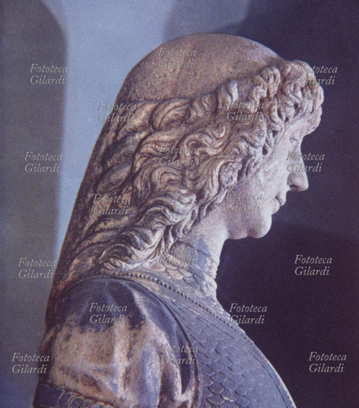 Gian Galeazzo VISCONTI (16 ottobre 1351 – 3 settembre 1402), politico italiano, primo Duca di Milano, e conte di Vertus, di Pavia, Signore di Milano, Verona, Crema, Cremona, Bergamo, Bologna, Brescia, Belluno, Feltre, Novara, Como, Lodi, Vercelli, Alba, Asti, Pontremoli, Tortona, Alessandria, Valenza, Piacenza, Bobbio, Parma, Reggio Emilia, Vicenza, Pisa, Perugia, Siena, Assisi. Vista di profilo in primo piano della statua giovanile attribuita a Giovanni Antonio Amadeo (1447 – Milano, 28 agosto 1522), Milano 1478.