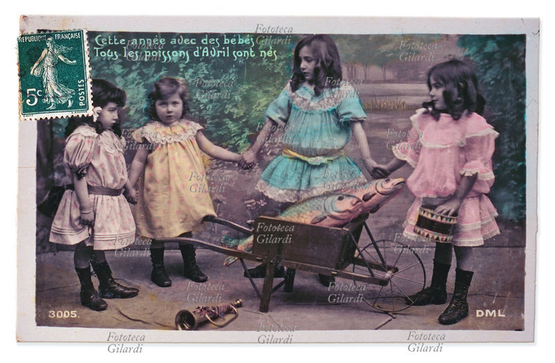 RICORRENZE Primo Aprile, bambine intorno ad una carriola che porta due grandi pesci d\