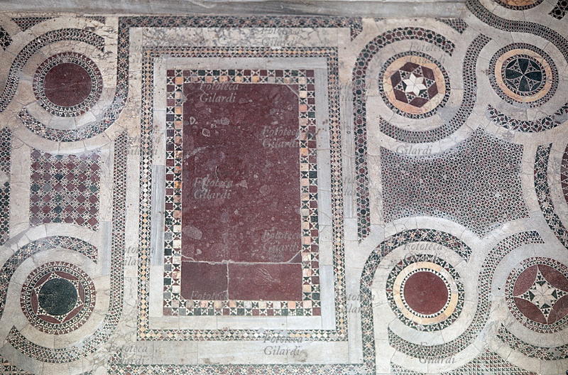MOSAICO Pavimento cosmatesco a figure geometriche nella Chiesa di S.Lorenzo fuori le Mura, Roma. Ogni voluta racchiude un cerchio con una decorazione diversa. Intarsio dei maestri marmorari cosmati, che operarono a Roma e nel Lazio nel XII - XIII secolo