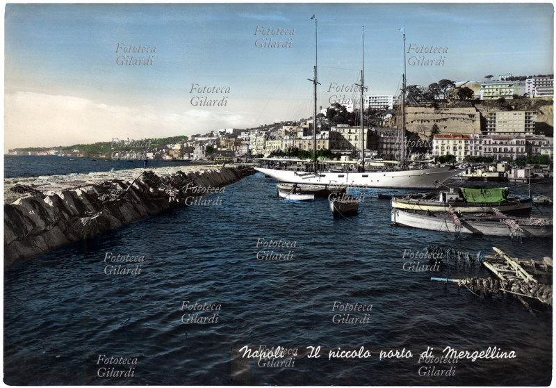 NAPOLI, il piccolo porto di Mergellina. Cartolina postale, fotografia colorata a mano, circa 1954.