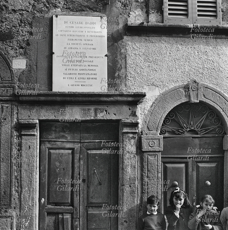 ABBADIA SAN SALVATORE (Siena) bambini sotto la lapide dedicata a \
