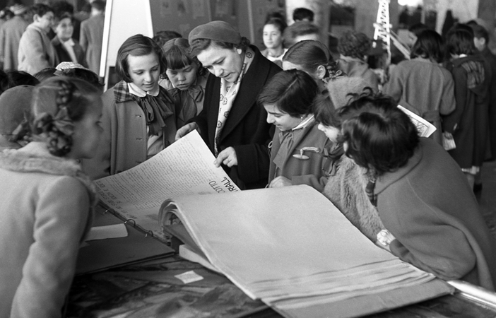 BAMBINE IN VISITA ALLA MOSTRA DEL IV CONGRESSO CGIL