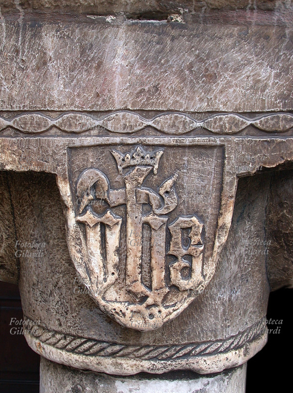 SIMBOLO IHS Elemento decorativo di un capitello in pietra di un antico palazzo in Chiavari. Fotografia Elena Piccini, 2005