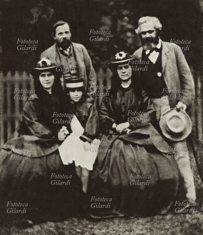 Karl MARX (1818-1883) e Friedrich ENGELS (1820-1895) ritratti con le tre figlie di Marx: Mary, Jenny ed Eleanor. Germania, 1864