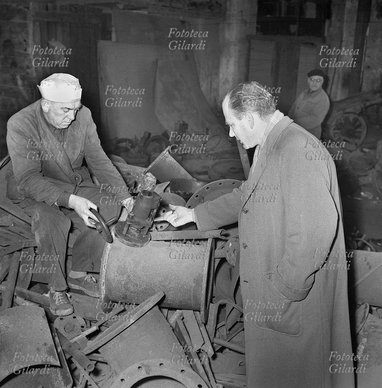 Renzo CIARDINI della FILM - Federazione Italiana Lavoratori del Mare, in visita alle Ferriere Bruzzo di Genova in lotta, porta la solidarietà della categoria. Fotografia di Ando Gilardi (1921 - 2012) #andogilardi, Genova 1952.