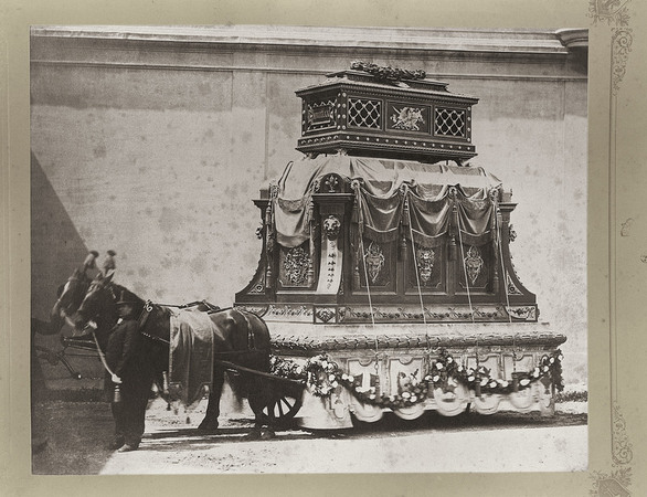 CARRO FUNEBRE E URNA CONTENENTE LE SPOGLIE MORTALI DI FOSCOLO CARRO FUNEBRE E URNA CONTENENTE LE SPOGLIE MORTALI DI FOSCOLO
