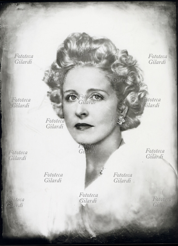 Ghitta CARELL (20 settembre 1899 – 18 gennaio 1972), ritratto della principessa Schomburg. La Carell fu la fotografa ufficiale dei reali d\