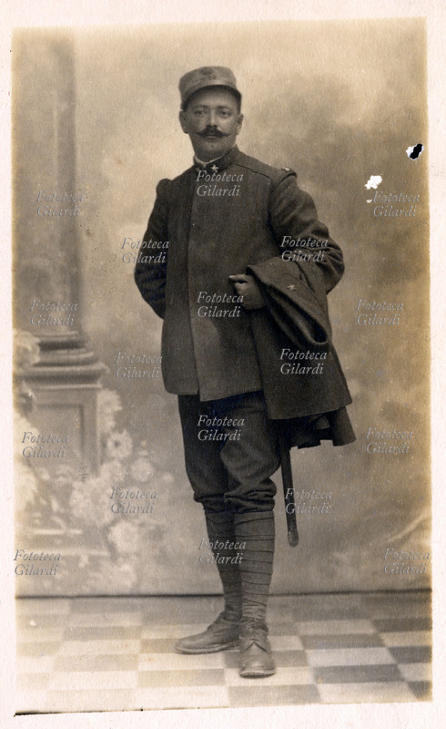 RITRATTO militare singolo a figura intera, in piedi, con la mantella sul braccio. Sul retro queste parole: \