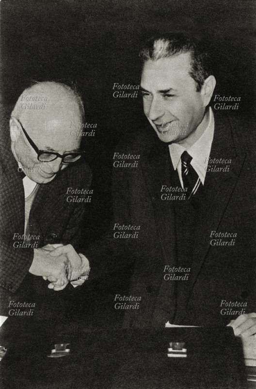 ITALIA una stretta di mano tra Pietro Nenni (1891-1980) ( fu segretario del Partito Socialista dal 1931 al 1945 e dal 1949 al 1963) e Aldo Moro (1916-1978), vice presidente e presidente del Consiglio del governo di centro-sinistra (fu segretario del Partito della Democrazia Cristiana dal 1959 al 1964) Immagine di propaganda istituzionale, 1966.
