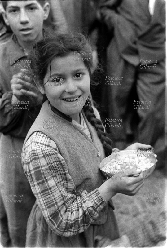 BAMBINI Una bambina di circa otto anni sorride all\