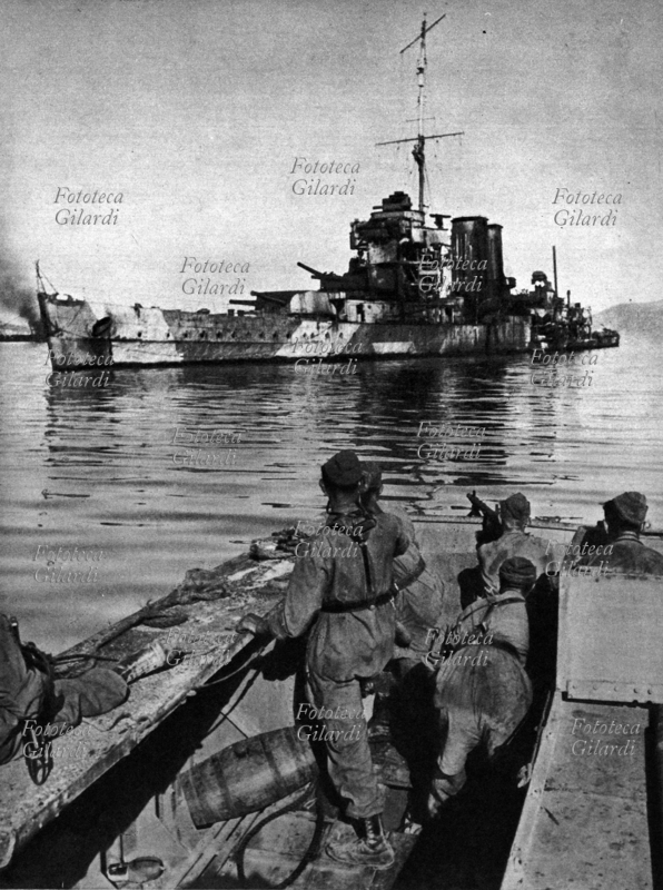 II G.M. Germania/GRECIA Truppe tedesche da sbarco, dirette nella baia di Suda, passano in prossimità del luogo dove è stato affondato l\