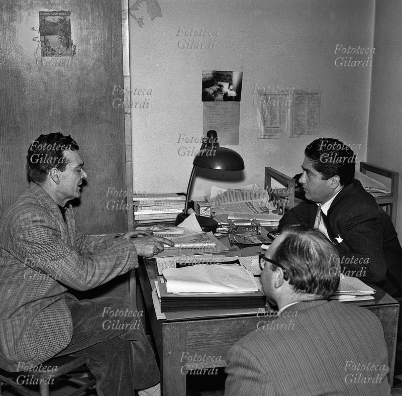 GIORNALISMO Gianni Toti (di spalle, 24 giugno 1924 – 8 gennaio 2007) e Mondino Pompa, nella redazione di Lavoro, settimanale della C.G.I.L., raccolgono la \