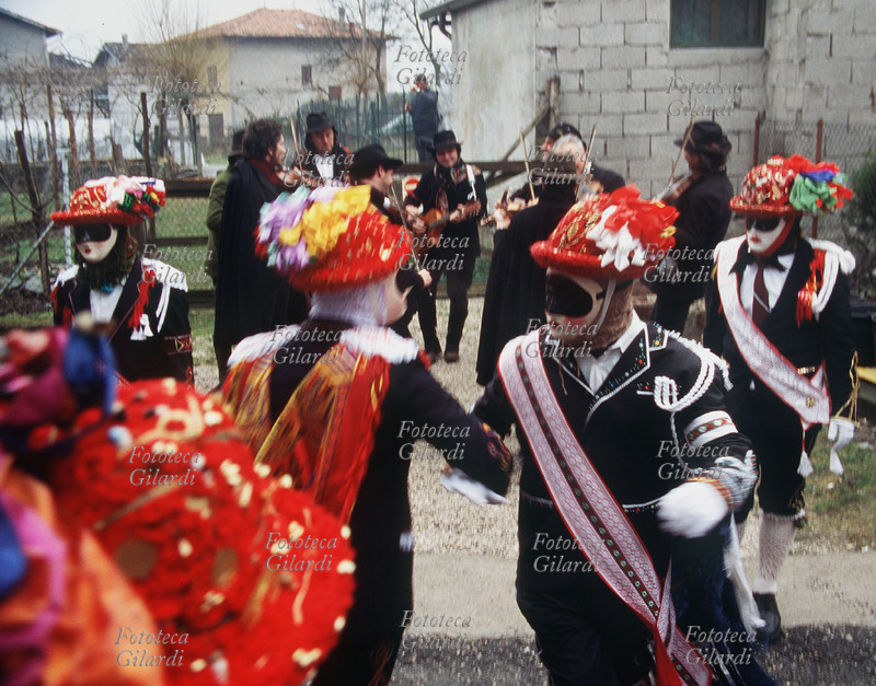 MUSICA TRADIZIONALE La Compagnia dei Suonatori del Carnevale di Ponte Caffaro (Comune di Bagolino BS) si esibisce per le strade del paese accompagnando i ballerini mascherati, nei giorni del Carnevale. L\