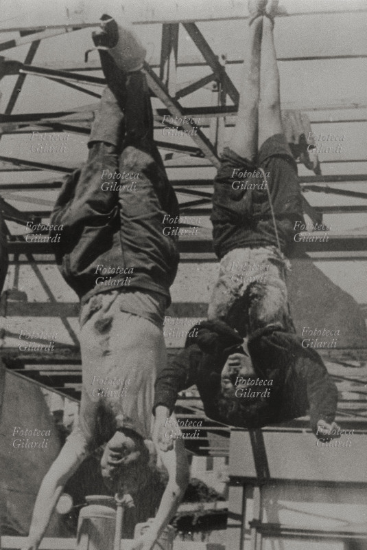 II GUERRA MONDIALE i corpi di Benito Mussolini (29 luglio 1883 – 28 aprile 1945) e Claretta Petacci (28 febbraio 1912 – 28 aprile 1945), accanto ai gerarchi fascisti a lui più vicini, catturati e giustiziati dai partigiani sulla via della fuga, ormai inoffensivi, appesi in Piazzale Loreto per rappresentare pubblicamente e definitivamente la fine dell\