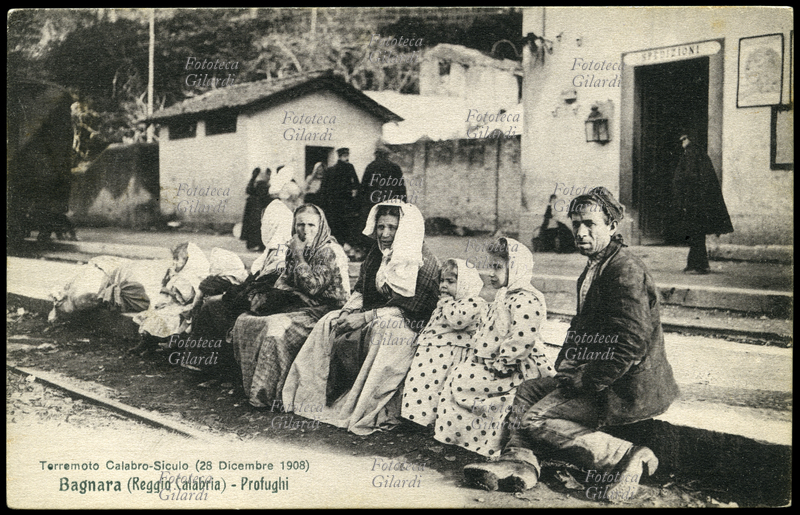 TERREMOTO Calabro-Siculo del 1908. Bagnara (Calabria) profughi. Un gruppo famigliare in attesa, un uomo con tre donne e quattro bambine, tutti seduti sul bordo del marciapiede a pochi passi dall\