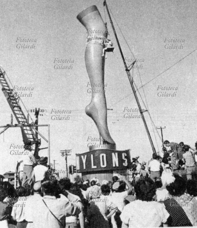 NYLONS Are born the nylon stockings, produced entire synthetic textile fiber on industrial scale for Du Pont. Spectacular assembly of a gigantic one teaches three-dimensional in the shape of feminine leg that wears an immense stocking. Advertising image, U.S.A. 1938