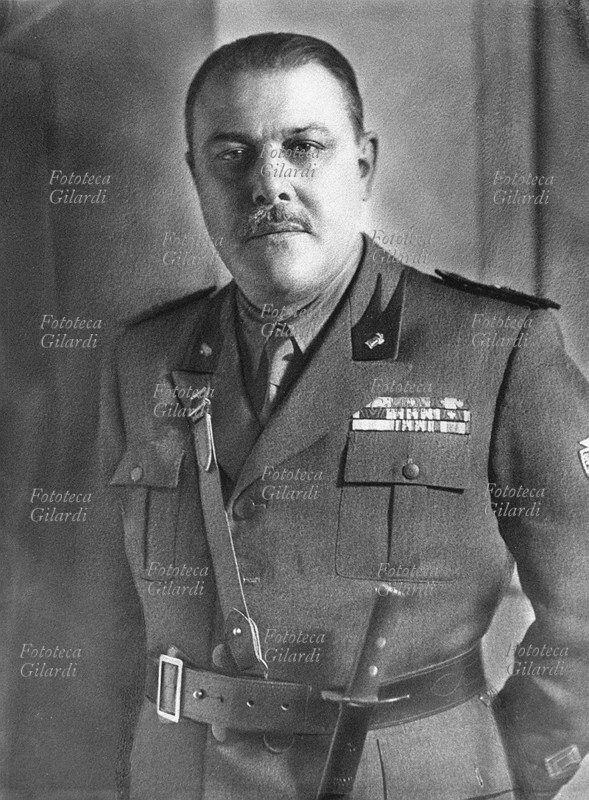 Marcello PIACENTINI (8 dicembre 1881 – 18 maggio 1960), architetto e urbanista italiano, il maggior esponente del monumentalismo architettonico del regime fascista. Ritratto fotografico in divisa fascista eseguito da Ghitta Carell (20 settembre 1899 – 18 gennaio 1972), fotografa ungherese naturalizzata italiana, ritrattista ufficiale dei reali d\