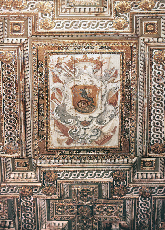 IL GATTOPARDO Soffitto decorato del salone delle feste del Palazzo dei Principi di Salina a Donna Fugata (attuale Palma di Montechiaro e loro residenza estiva), Agrigento. Al centro il bellissimo stemma araldico con il Gattopardo e la corona. Fotografia di Ando Gilardi (1921 - 2012) #andogilardi, Italia 1963 circa.