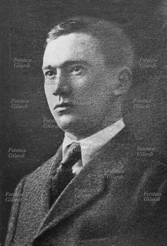 Pier Maria ROSSO DI SAN SECONDO (30 novembre 1887 – 22 novembre 1956), scrittore, drammaturgo e giornalista italiano . Ritratto fotografico, 1916.