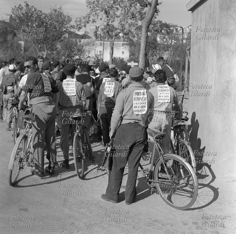 MANIFESTAZIONE pacifica in bicicletta: comizio in un momento di pausa della marcia. \