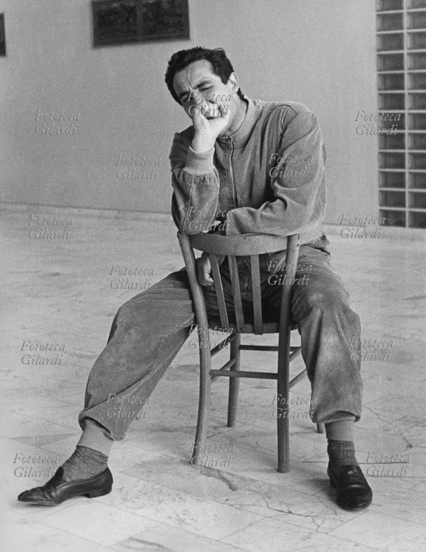 GESTI Vittorio Gassman (1º settembre 1922 – 29 giugno 2000) esegue l\