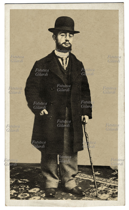 Henri de TOULOUSE-LAUTREC (1864-1901) Ritratto fotografico a figura intera con bombetta e bastone. L\