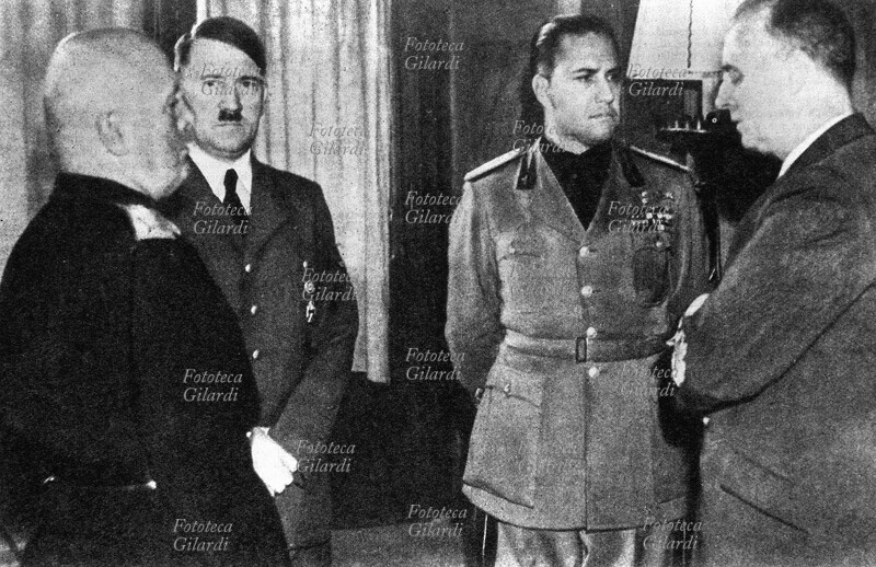 II G.M. ITALIA incontro fra Benito Mussolini (29 luglio 1883 – 28 aprile 1945), Adolf Hilter (20 aprile 1889 – 30 aprile 1945), Galeazzo Ciano (18 marzo 1903 – 11 gennaio 1944) e Joachim von Ribbentrop (30 aprile 1893 – 16 ottobre 1946) a Palazzo Vecchio. Hitler ha appreso da poco la notizia della prossima invasione della Grecia. Firenze, 28 ottobre 1940.