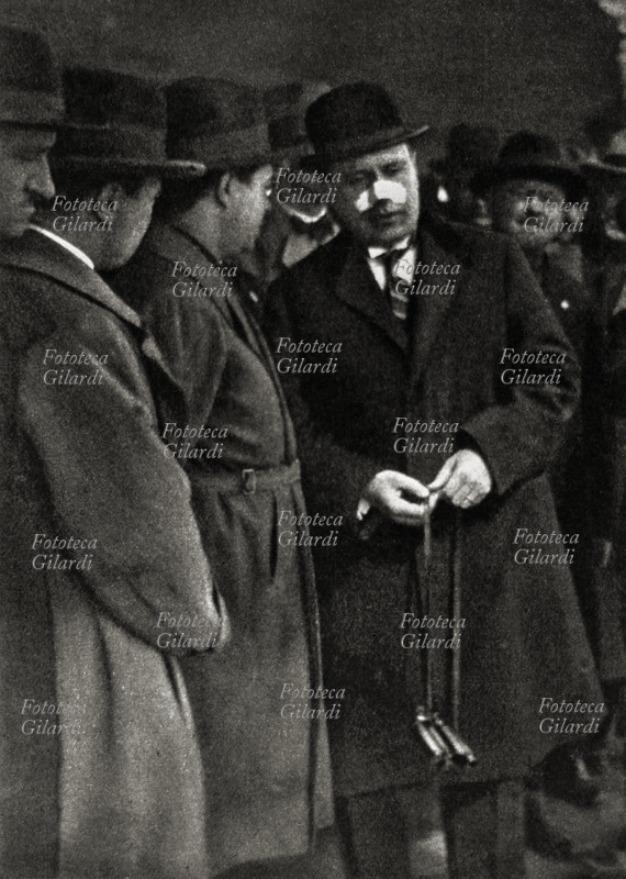 Benito MUSSOLINI (1883-1945) con un appariscente cerotto sul naso. La medicazione è stata effettuata a causa dell\