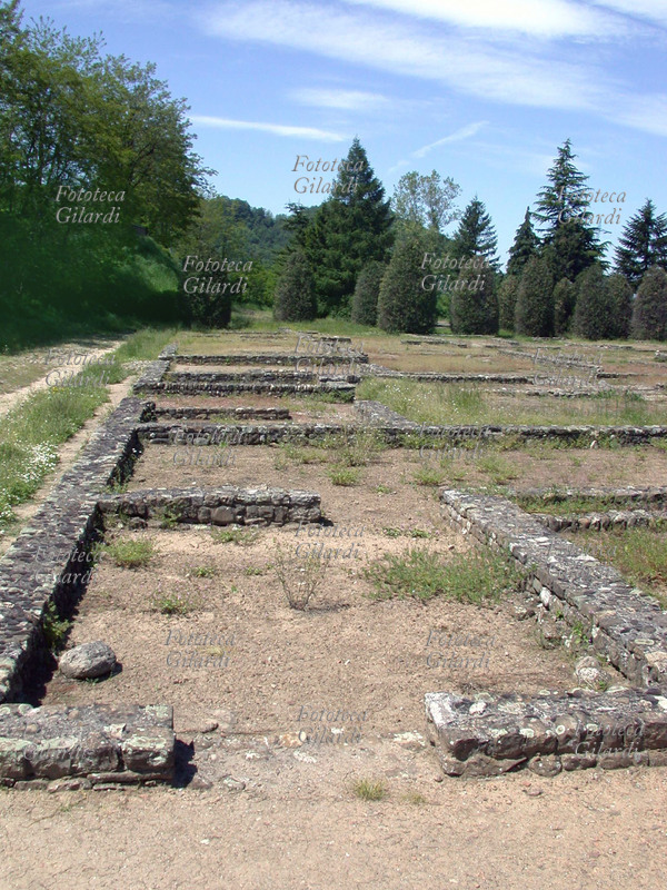 ARCHEOLOGIA veduta degli scavi archeologici di Libarna Romana che costituiscono uno dei luoghi più interessanti e ricchi di storia del basso Piemonte. Dagli scavi sono affiorate strade lastricate ed isolati suddivisi in più nuclei di abitazione con i cortili, i vestiboli, le botteghe, i pozzi e la rete dei condotti di scarico. Libarna è nominata da Plinio, da Tolomeo, e più volte nella Tabula Alimentaria di Traiano; la sua importanza crebbe unitamente alle sue dimensioni a partire dall\