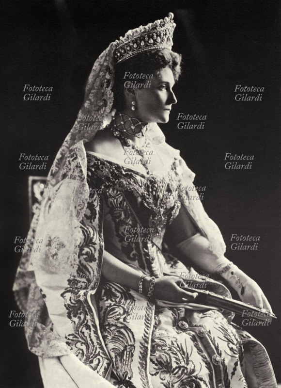 Alessandra FEDOROVNA (1872-1918) Ritratto fotografico della zarina Alessandra in abito regale, con le preziose insegne dell\
