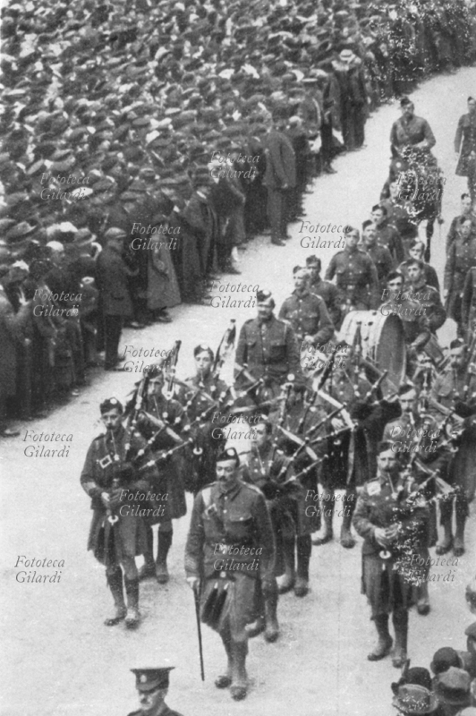 GRAN BRETAGNA un contingente della Nuova Zelanda con in testa tre file di suonatori di cornamusa scozzese accompagnati dalla grancassa, sfila in occasione dell\