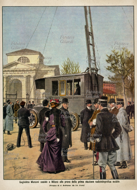 COMUNICAZIONI "Guglielmo Marconi (25 aprile 1874 – 20 luglio 1937) assiste a Milano alle prove della prima stazione radiotelegrafica mobile". Disegno di Achille Beltrame (19 marzo 1871 – 19 febbraio 1945) per la quarta di copertina de "La Domenica del Corriere". Milano, 23 dicembre 1906.