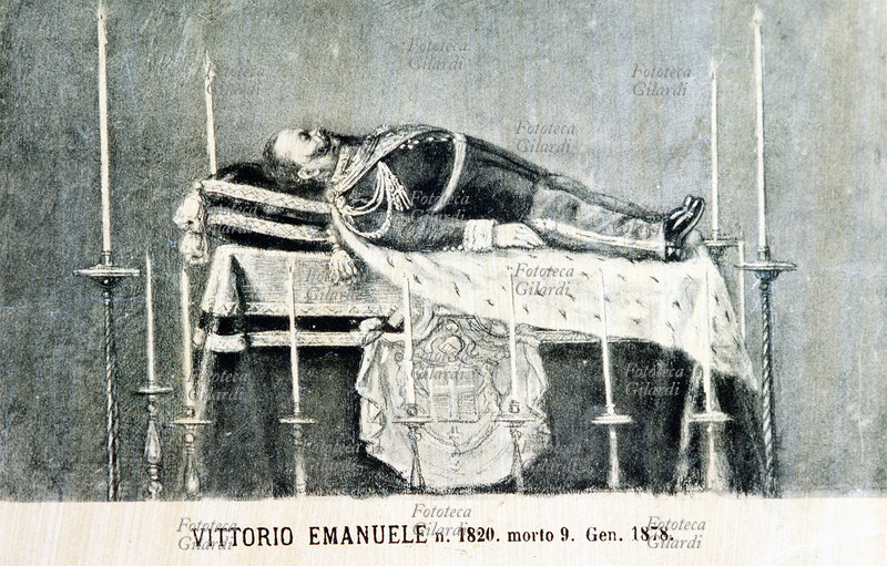 VITTORIO EMANUELE II, esposizione della salma nella camera ardente al Pantheon di Roma. Litografia monocromatica di anonimo. Italia, 9 gennaio 1878.