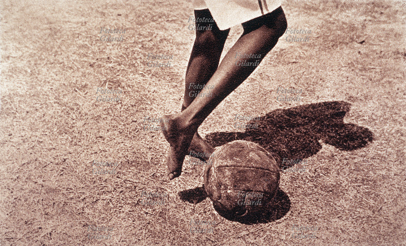 COLONIALISMO Italia/Etiopia. Sport... o quasi: il giuoco del calcio in Etiopia. (dida originale) Cartolina fotolitografica, s.d.