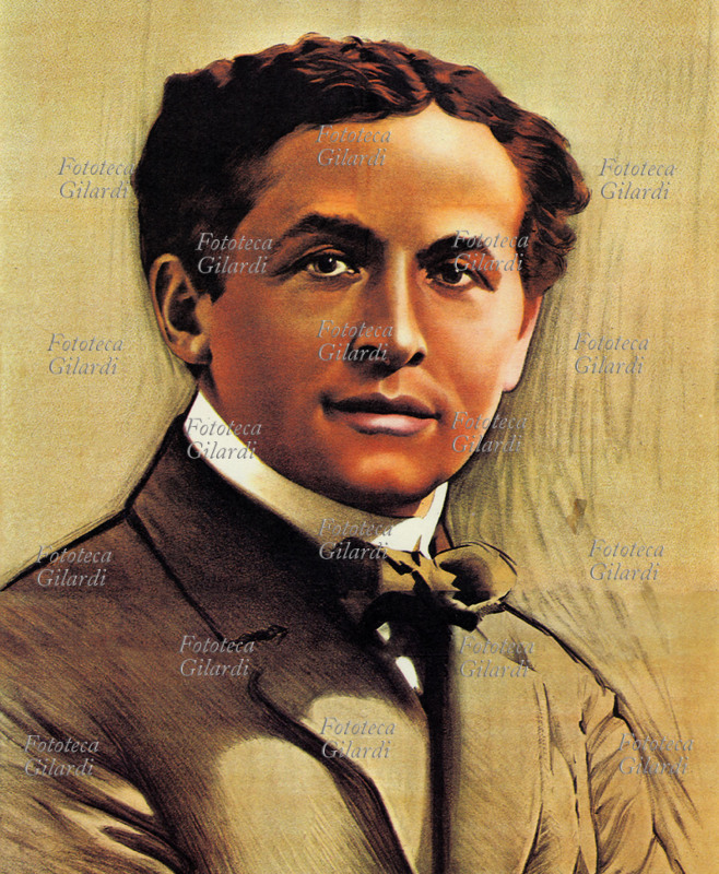 Harry HOUDINI (Ehrich Weisz, 24 marzo 1874 – 31 ottobre 1926) illusionista ungherese naturalizzato statunitense, considerato il più grande mago di tutti i tempi per la sua abilità nel liberarsi da corde, manette e catene ed uscire da bauli perfettamente chiusi e dalle celle delle prigioni. Ritratto litografico, The Strobridge Lithographic Co., Cincinnati, 1911.