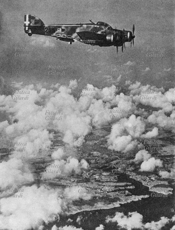II GUERRA MONDIALE Un bombardiere italiano in azione sull\