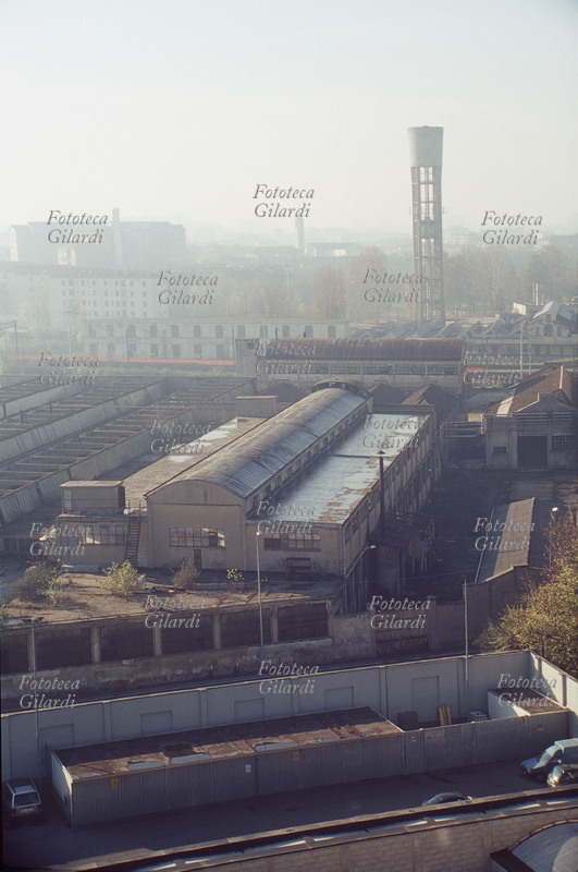 STORIA INDUSTRIA Area industriale dismessa, capannoni attivi nel XX secolo. Veduta panoramica. Fotografia di Elena Piccini. Milano, zona Bovisa 2001.
