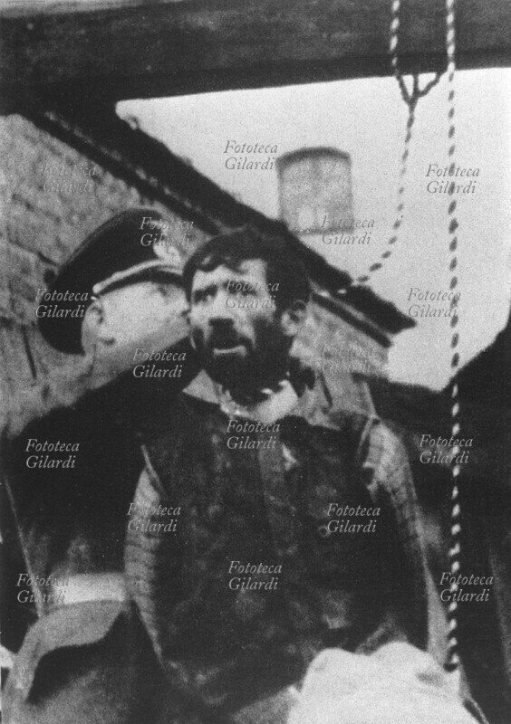 II G.M. NAZISMO Un uomo sta per essere impiccato perché ebreo in un paese non identificato dell\