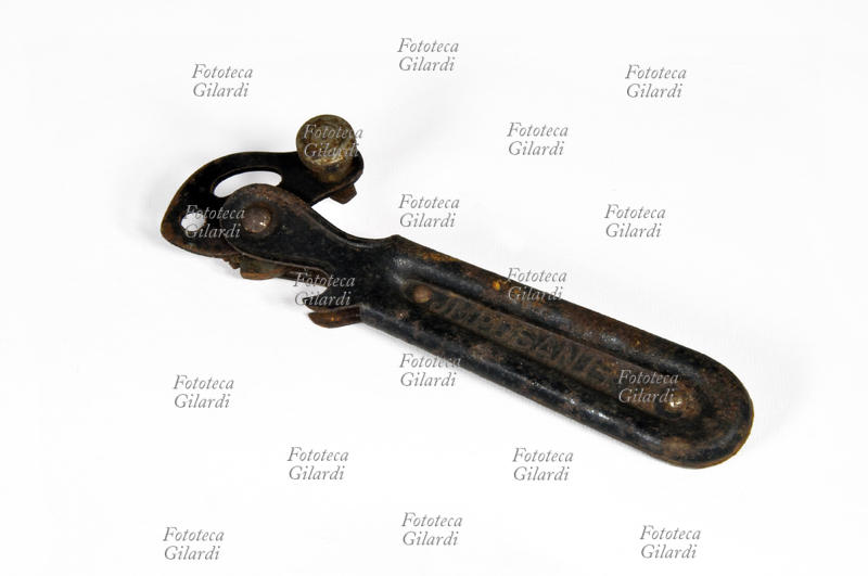 APRISCATOLE marcato Jmposanti; utensile da cucina usato per aprire le scatole di latta contenenti alimenti conservati. Italia 1945 circa.