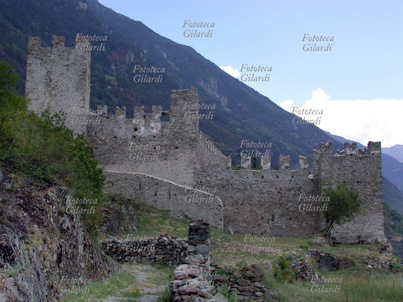 MEDIOEVO Castello Visconti Venosta di Grosio. La sua costruzione risale alla seconda metà del XIV secolo per volontà dei Visconti di Milano; è uno dei pochi castelli Valtellinesi risparmiato dalle distruzioni effettuate dai Grigioni. La posizione strategica consentì ai Visconti di conquistare la Contea di Bormio nel 1376. È da questo episodio della storia che la fortezza prende il nome di \