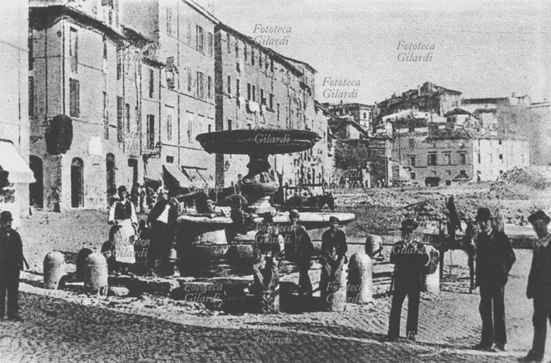 ROMA la fontana in Piazza Giudea, veduta del ghetto ebraico. Fotografia, Roma 1895.