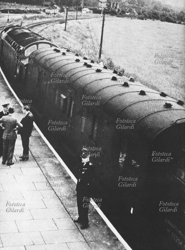 RAPINA al treno Glasgow-Londra; Scotland Yard, nel corso delle indagini, esamina alla stazione di Chaddington il treno sul quale ebbe luogo il crimine. Fotografia, Regno Unito 1963.