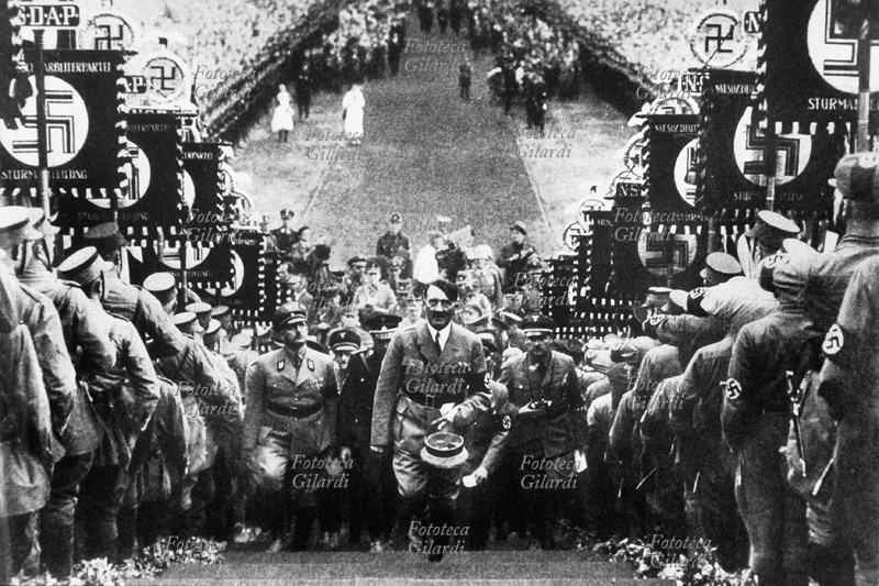 NAZISMO Adolf Hitler protagonista di una manifestazione nazista in un\