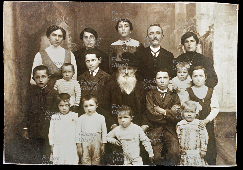 FAMIGLIA - Tipico esempio di famiglia patriarcale dell\