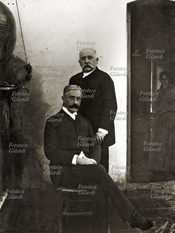 Giovanni VERGA (1840-1922) Autoritratto fotografico del romanziere siciliano insieme a Luigi Capuana (1839-1915). Catania, 1910 circa