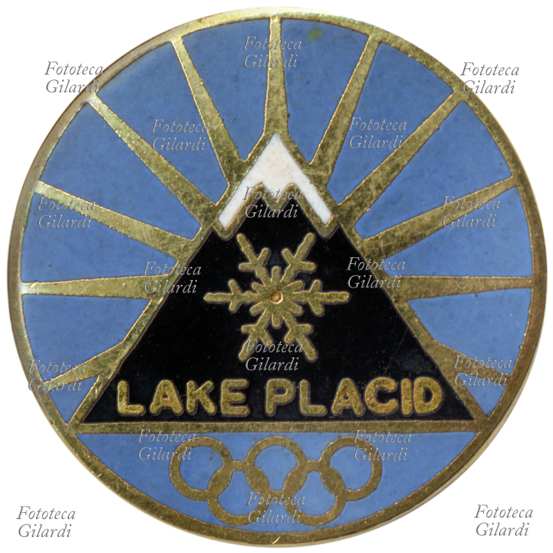SPILLA distintiva per le XIII Olimpiadi Invernali, tenute a Lake Placid sui monti Adirondack negli Stati Uniti, dal 14 al 23 febbraio 1980.