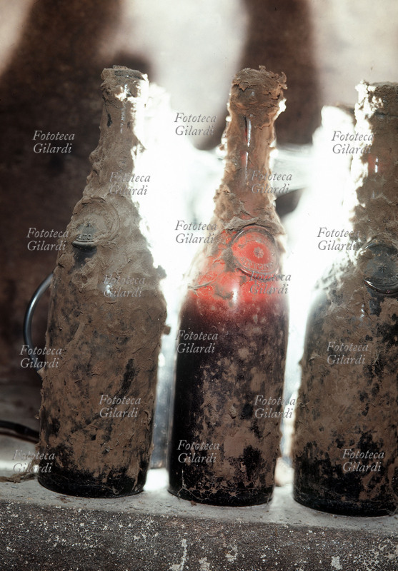 VINO invecchiamento naturale in bottiglia, tre bottiglie ricoperte della polvere accumulata in diversi anni in cantina. L\